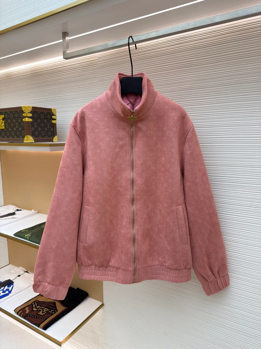 LOUIS VUITTON full-print dark pattern jacket ●Original version: purchased and developed by 40299 ●Item number: 1680960-C20 ●Fabric: suede fabric ●Technology: embossed production ●Version: fitted version ●Weight: about 1030 grams ●Size: 46-48-50-52 ●Description: 100% genuine leather imported suede leather, custom molded and embossed logo. The inner collar and hem threads are made of genuine leather, non-knitted threads, and the upper body is high-end fashion. The overall wiring is straight and delicate, the fabric is comfortable and soft, and the color is consistent without color difference. It can be matched with the same style to create a fashionable look and control various occasions. Customized accessories, complete with three standards, same style for men and women!